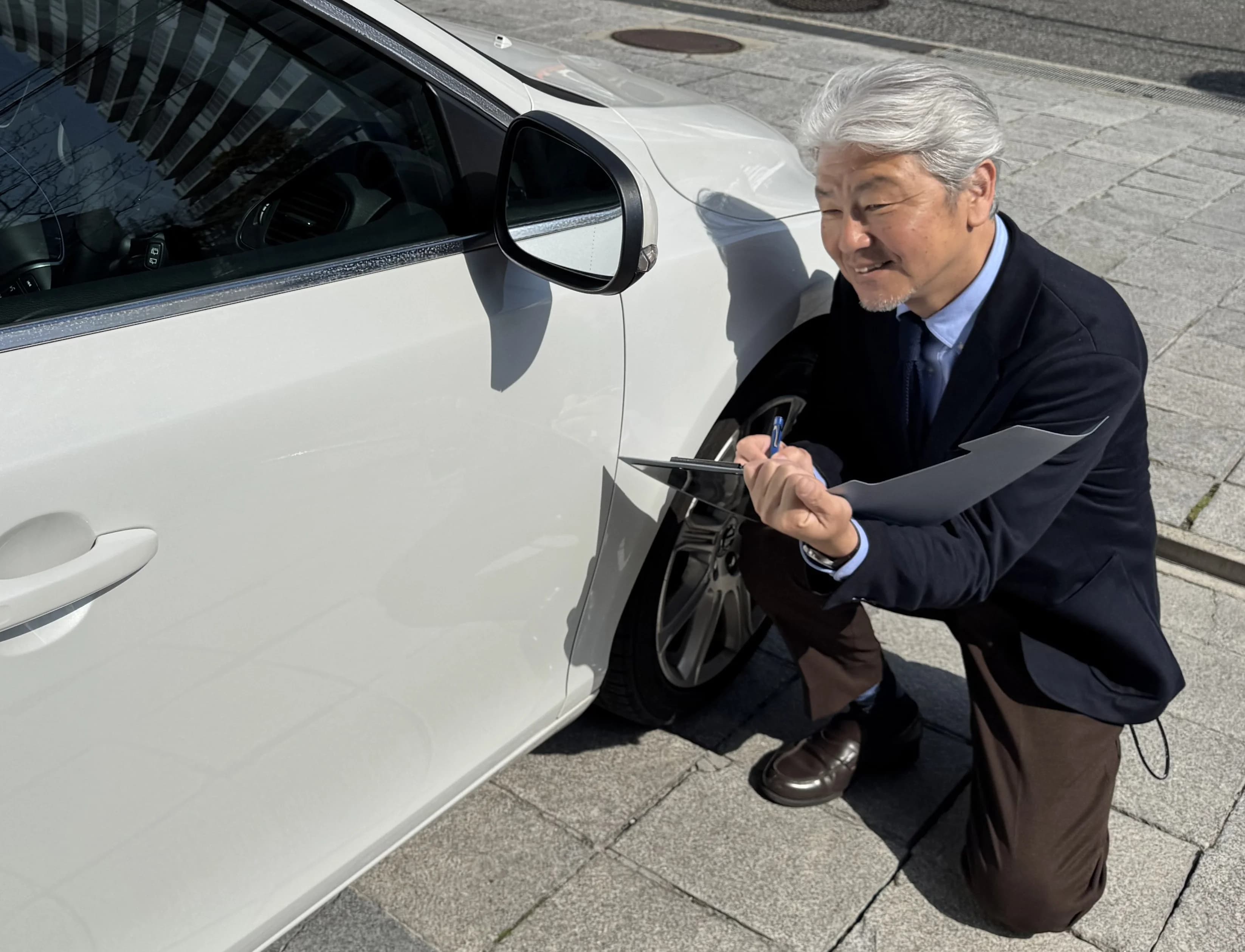 代表が出張査定で車両を確認する様子